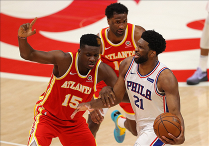 戴眼镜直播间讨论NBA主播