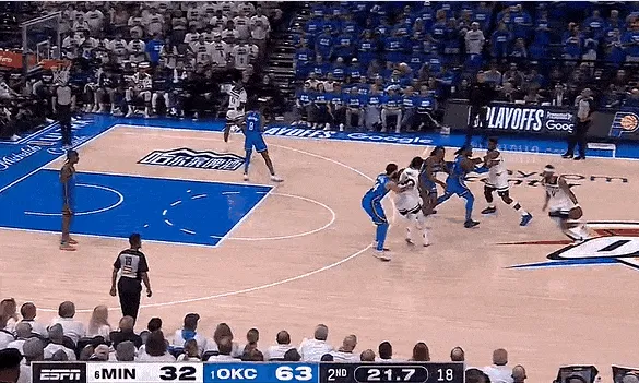 24/25赛季NBA沃克击地分给兰德尔，后者准备起身上篮时再次失误