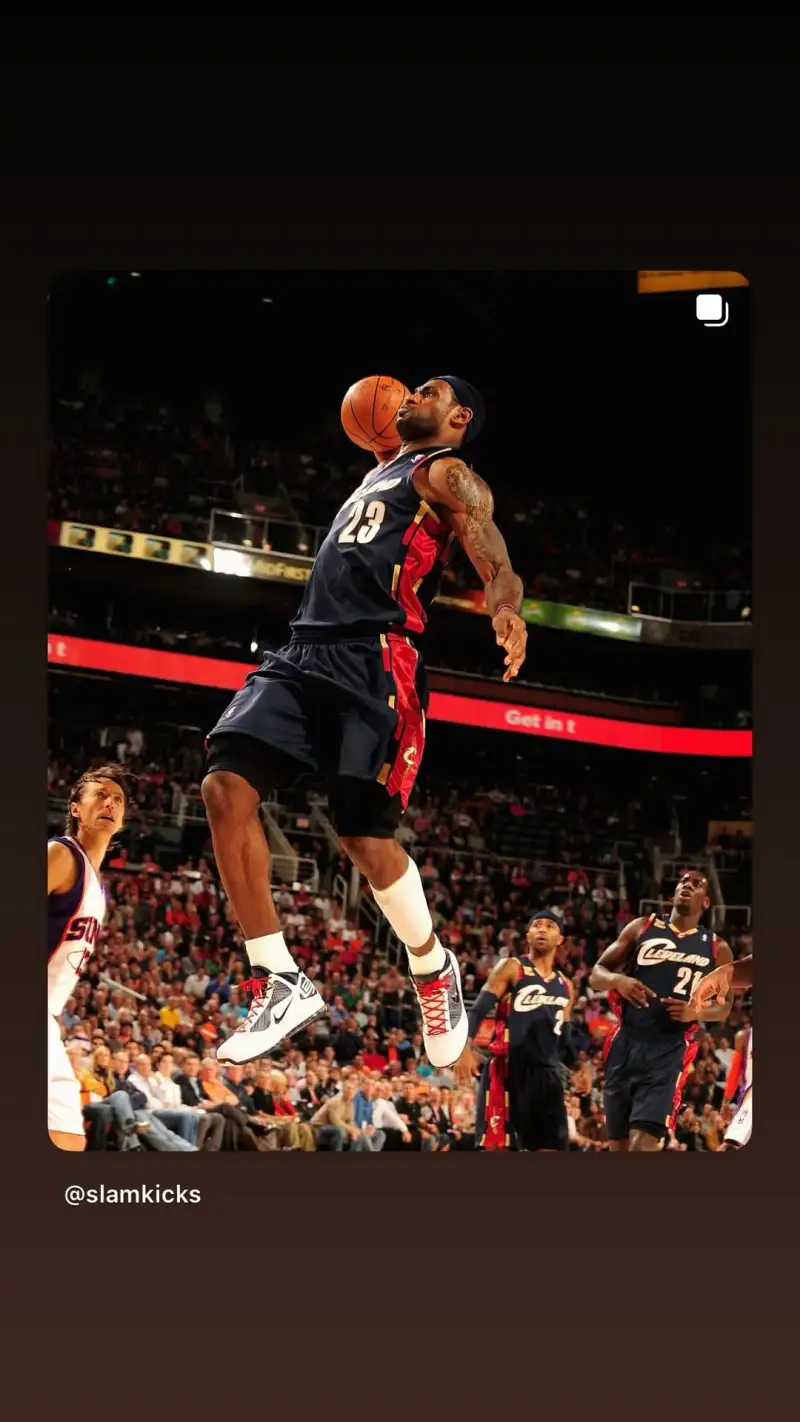 2025-2026赛季NBA忆往昔！詹姆斯更新社媒，分享骑士1.0时期的一张扣篮照