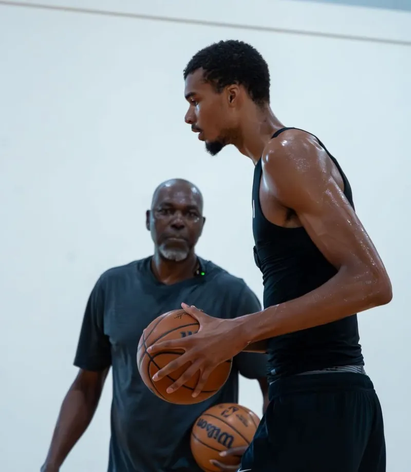 2025/2026赛季NBA外星人+梦幻舞步！文班亚马向奥拉朱旺请教，并一起进行训练