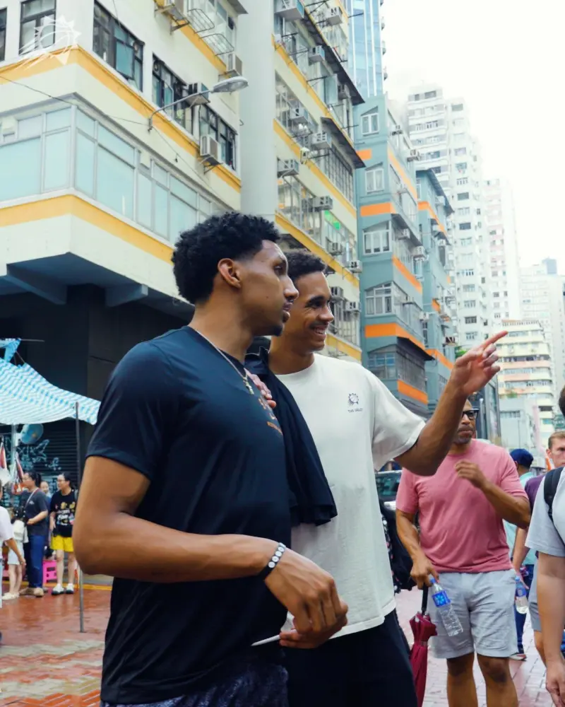 2025-2026赛季NBA太阳官方晒照：邓恩和伊戈达罗漫步在中国香港街头体验文化