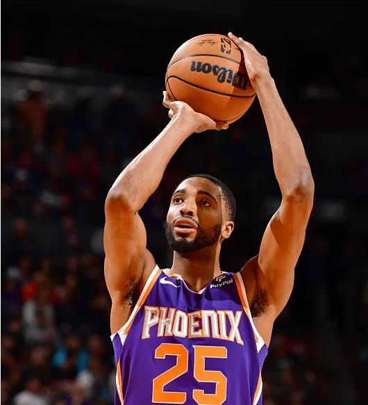 诺克斯季后赛手感火热，投篮三分命中率均超60%成焦点