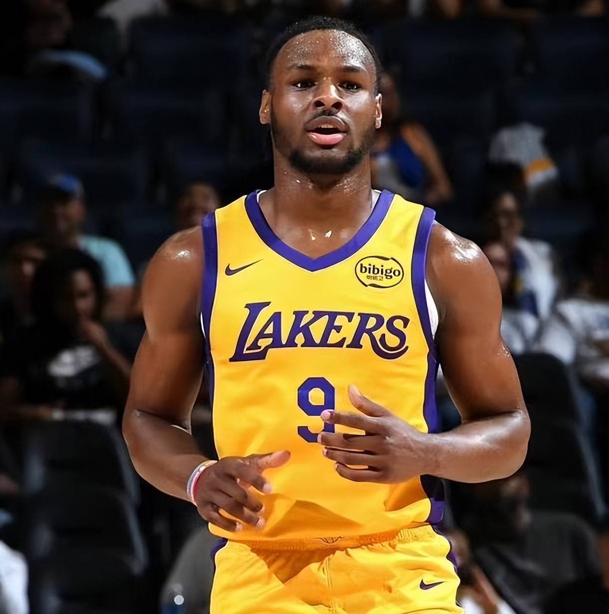 布朗尼抢断得手，生涯数据零的突破！篮下逼抢建功