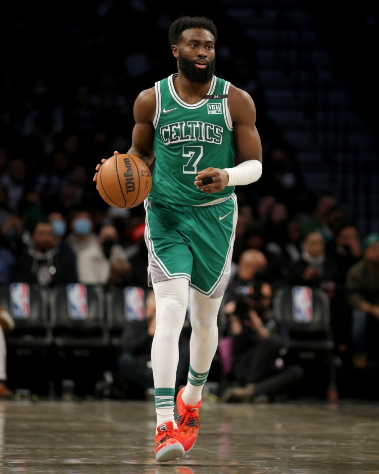 布朗稳定输出！全场18投7中，三分5中9砍下23+7+1