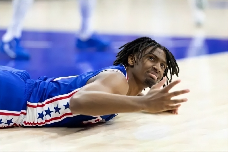 76人暂落后猛龙，马克西三节17投5中贡献22分