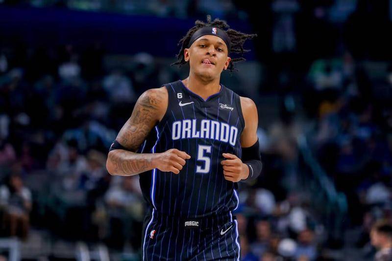 魔术危机！末节落后8分，镜头直击替补席班凯罗观战显无奈