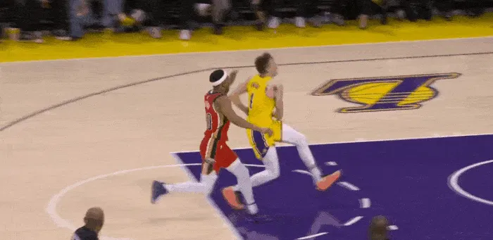 布鲁斯-布朗拉下克内克特引发冲突，布朗被判一级恶意+技犯