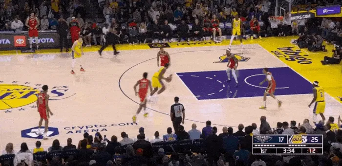 三分雨下！东契奇三分三连击，米尔顿也投进三分领先11分