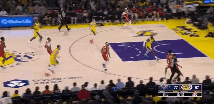 有仇必报！范德彪上篮被蔡恩封盖，随后全场追防飞身摘帽