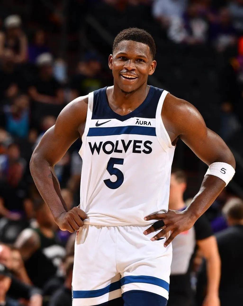 状态神勇！爱德华兹第一节狂揽14分