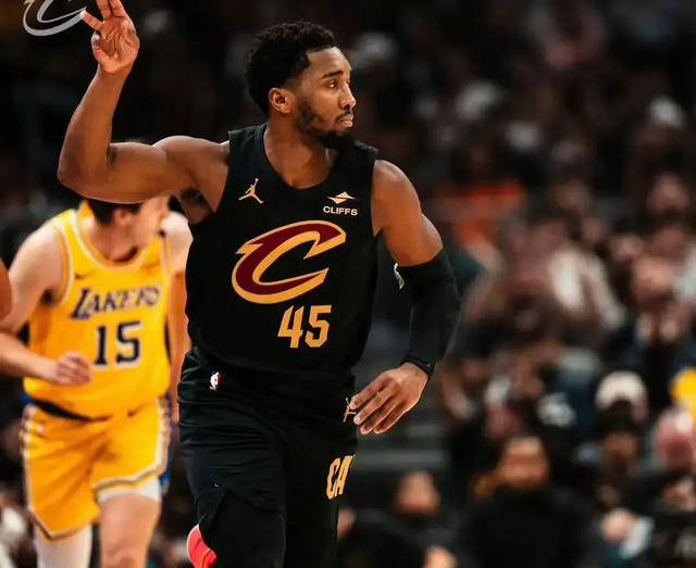 突破第二却无哨响，米切尔质疑对阵湖人时的罚球差距